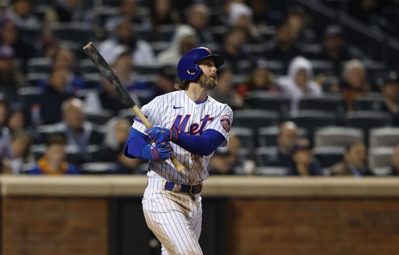 Jeff McNeil, de los Mets de Nueva York, conecta un triple en el octavo inning del partido ante los Nacionales de Washington, el jueves 27 de abril de 2023, en Nueva York. (AP Foto/Noah K. Murray)