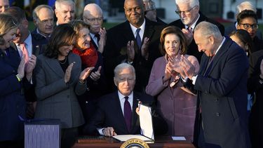 biden firma ley de infraestructura de 1 billon de dolares