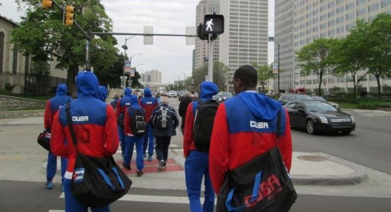 Jugadores de la selección masculina de voleibol de Cuba caminan por las calles de Detroit, Michigan.