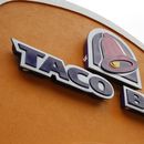 Un letrero fuera de una sucursal de Taco Bell, el 23 de mayo de 2014, en Mount Lebanon, Pensilvania. (AP Foto/Gene J. Puskar, Archivo)