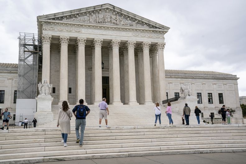 Visitantes en la Corte Suprema de Estados Unidos en Washington, el lunes 25 de septiembre de 2023. (AP Foto/J. Scott Applewhite)