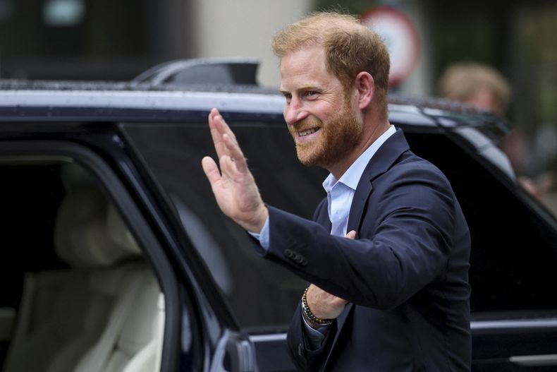 El príncipe Enrique de Gran Bretaña hace un gesto al partir, tras su visita al Centro de Estudios de Lesiones por Explosiones en el Imperial College de Londres, en Londres, el miércoles 10 de septiembre de 2025. (Suzanne Plunkett, Pool Photo via AP)