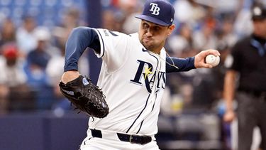 El lanzador de los Rays de Tampa Bay, Ian Seymour, lanza durante la primera entrada de un partido de béisbol contra los Yankees de Nueva York, el martes 7 de julio de 2026, en St. Petersburg, Florida. (Foto AP/Jason Behnken)