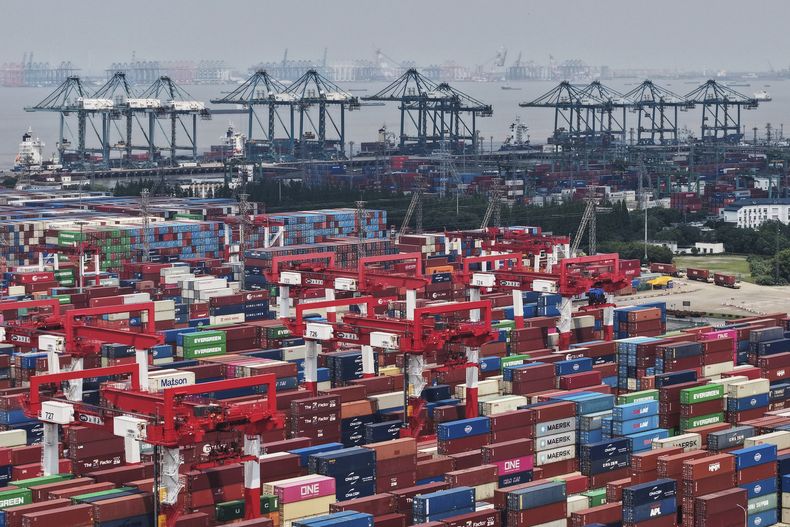 Contenedores listos para ser transportados en el puerto de Shanghai, China, el 9 de junio del 2025. (Chinatopix Via AP)