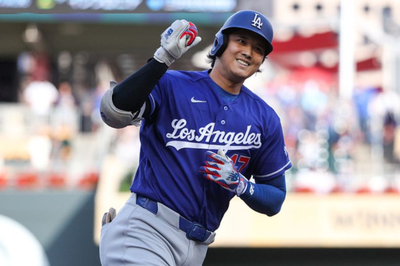 Shohei Ohtani, bateador designado de los Dodgers de Los Ángeles, celebra mientras corre las bases tras un cuadrangular solitario ante los Mellizos de Minnesota, el lunes 22 de junio de 2026, en Minneapolis. (AP Foto/Matt Krohn)