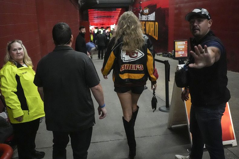 La cantante Taylor Swift ingresa al estadio antes de un partido de fútbol americano de la NFL entre los Chiefs de Kansas City y los Buccaneers de Tampa Bay, el lunes 4 de noviembre de 2024, en Kansas City, Missouri. (Foto AP/Charlie Riedel)