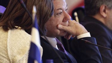 americateve | Presidente colombiano Juan Manuel Santos escucha a su canciller Mar&iacute;a Angela Holgu&iacute;n durante la Cumbre Iberoamericana en Panam&aacute;, s&aacute;bado 19 de octubre de 2013. Santos admiti&oacute; que las negociaciones de paz con las FARC no c