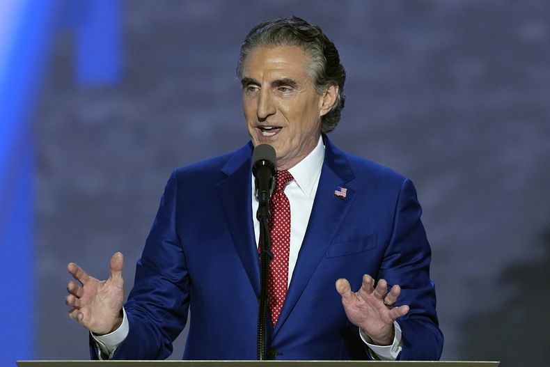 ARCHIVO - El republicano Doug Burgum, gobernador de Dakota del Norte, habla en la Convención Nacional Republicana el miércoles 17 de julio de 2024, en Milwaukee. (AP Foto/J. Scott Applewhite, archivo)