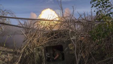 Un militar ucraniano de la 56ta brigada emplea artillería autopropulsada hacia posiciones rusas en el frente en dirección a Chasiv Yar, en la región de Donetsk, Ucrania, el 27 de septiembre de 2024. (AP Foto/Evgeniy Maloletka)