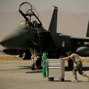 ARCHIVO - Un miembro de la Fuerza Aérea de Estados Unidos pasa empujando un carro por delante de un F-15E Strike Eagle en la Base Aérea de Bagram, en Afganistán, el 17 de octubre de 2009. (AP Foto/Maya Alleruzzo, archivo) ARCHIVO - Un miembro de la Fuerza Aérea de Estados Unidos pasa empujando un carro por delante de un F-15E Strike Eagle en la Base Aérea de Bagram, en Afganistán, el 17 de octubre de 2009. (AP Foto/Maya Alleruzzo, archivo)