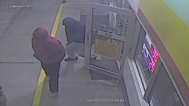 captan en video asalto a mano armada en gasolinera en el s.w de miami