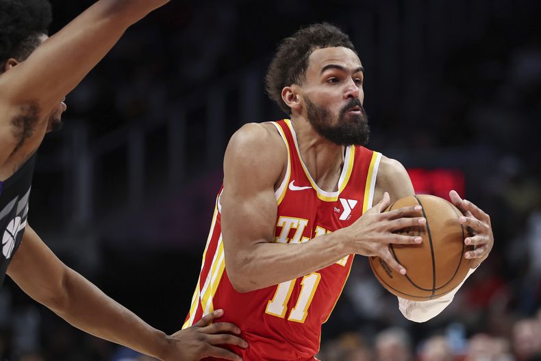 El escolta de los Hawks de Atlanta, Trae Young (11), conduce hacia la canasta durante la primera mitad de un partido de baloncesto de la NBA contra el Jazz de Utah, el domingo 6 de abril de 2025, en Atlanta. (AP Foto/Colin Hubbard)