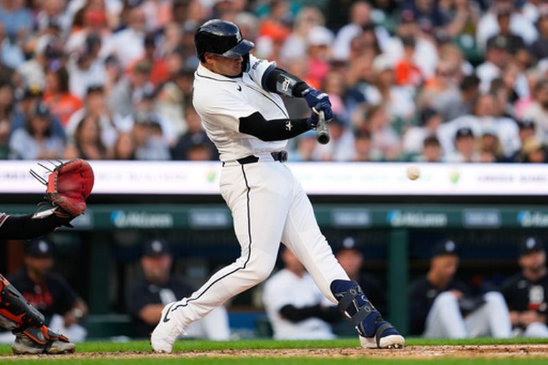 El venezolano de los Tigres de Detroit Eduardo Valencia batea un sencillo de una carrera en la tercera entrada ante los Orioles de Baltimore el martes 28 de julio del 2026. (AP Foto/Paul Sancya)