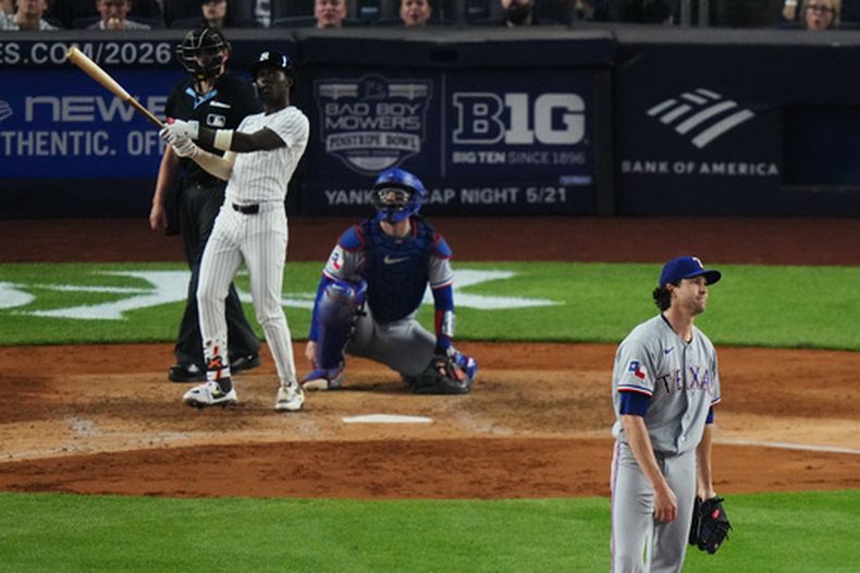 Jazz Chisholm Jr., de los Yankees de Nueva York, conecta un cuadrangular ante Jacob DeGrom, de los Rangers de Texas, el martes 5 de mayo de 2026 (AP Foto/Frank Franklin II)