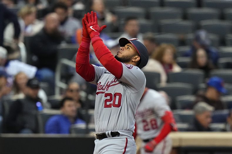 El cátcher de los Nacionales de Washington Keibert Ruíz hace un gesto tras conectar un jonrón frente a los Mets de Nueva York en la segunda entrada en el juego del martes 25 de abril del 2023. (AP Foto/Frank Franklin II)