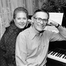 ARCHIVO - Marilyn y Alan Bergman posan ante el piano en su casa de Beverly Hills el 17 de marzo de 1980. (Foto AP/Lennox McLendon, archivo)