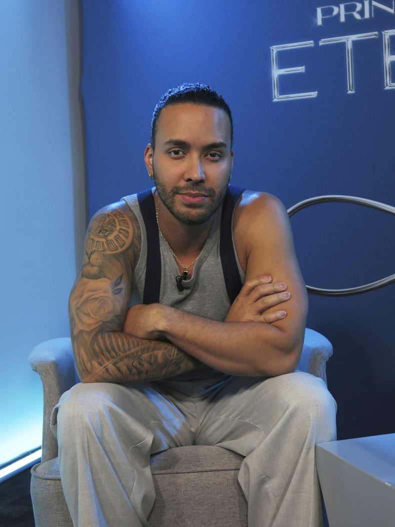 El cantante estadounidense Prince Royce posa durante una entrevista sobre su álbum Eterno, en la Ciudad de México, el miércoles 11 de junio de 2025. (Foto AP/Berenice Bautista)