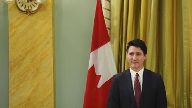 El primer ministro Justin Trudeau observa durante una ceremonia de juramento del gabinete en Rideau Hall en Ottawa, el 20 de diciembre de 2024. (Sean Kilpatrick /The Canadian Press vía AP)