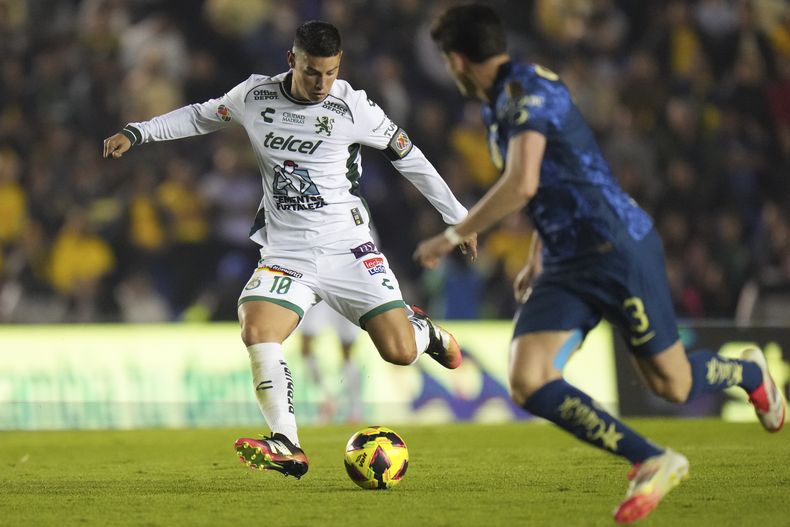 El mediocampista colombiano James Rodríguez (18) del León remata ante la marca Israel Reyes del América durante un partido de la Liga MX, en Ciudad de México, el miércoles 19 de febrero de 2025. (AP Foto/Eduardo Verdugo)