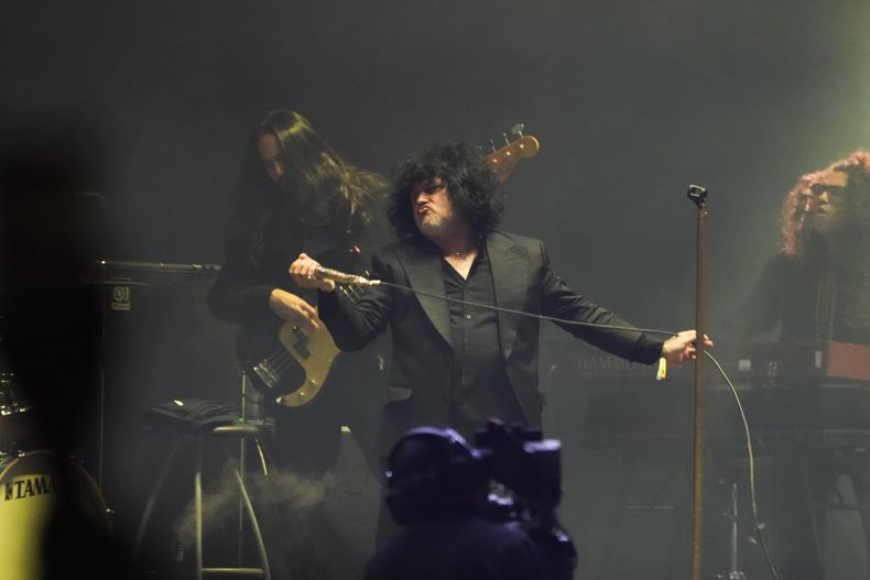 Cedric Bixler-Zavala de The Mars Volta durante su presentación en el festival Corona Capital en la Ciudad de México, el viernes 15 de noviembre de 2024. (Foto AP/Eduardo Verdugo)