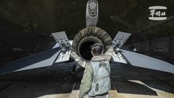 En esta imagen de un video distribuida por la Agencia Noticiosa Militar de Taiwán, un piloto verifica un F-16 en la Base Aérea Hualien en el sureste de Taiwán, 20 de agosto de 2023. (Agencia Noticiosa Militar de Taiwán via AP)