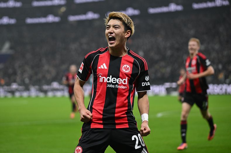 Ritsu Doan celebra tras marcar un gol para Eintracht Frankfurt ante Mainz en la Bundesliga, el domingo 9 de noviembre de 2025, en Fráncfort. (Arne Dedert/dpa vía AP)
