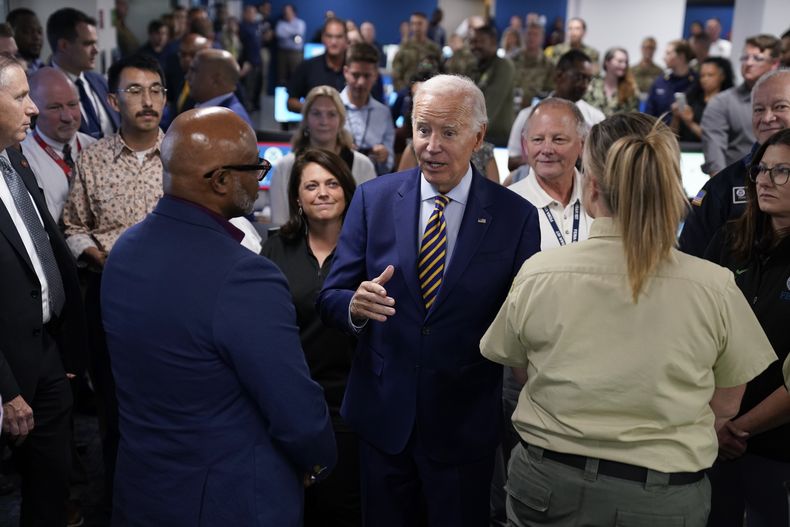ARCHIVO - El presidente Joe Biden habla en visita a la sede de FEMA, 31 de agosto de 2023. Biden visita Florida el sábado 2 de setiembre de 2023 para inspeccionar los estragos causados por el huracán Idalia. (AP Foto/Evan Vucci, File)