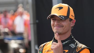 El británico Lando Norris de McLaren celebra al quedar primero en la clasificación al Gran Premio de Hungría el sábado 25 de julio del 2026. (AP Foto/Darko Vojinovic)