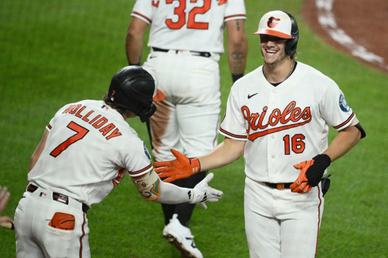 Coby Mayo (derecha), de los Orioles de Baltimore, festeja su jonrón solitario con Jackson Holliday en el duelo del miércoles 9 de septiembre de 2026 ante los Guardianes de Cleveland (AP Foto/Nick Wass)
