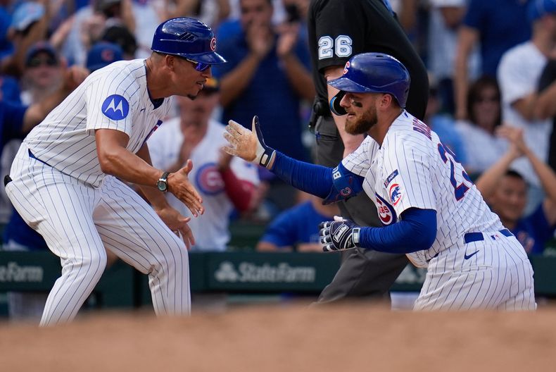 Michael Busch (derecha), de los Cachorros de Chicago, festeja con Quintin Berry luego de pegar un triple ante los Cardenales de San Luis, el sábado 27 de septiembre de 2025 (AP Foto/Erin Hooley)