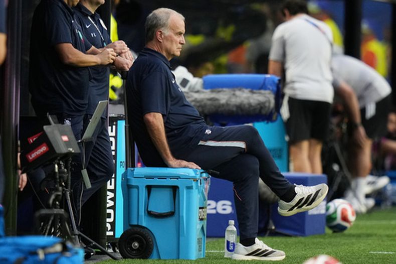 El técnico de Uruguay Marcelo Bielsa observa el partido contra Arabia Saudí por el Grupo H del Mundial, el lunes 15 de junio de 2026, en Miami Gardens, Florida. (AP Foto/Lynne Sladky)