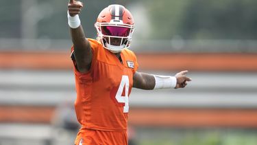 El quarterback de los Browns de Cleveland, Deshaun Watson (4) hace una seña durante una práctica en conjunto de NFL con los Vikings de Minnesota, el jueves 15 de agosto de 2024, en Berea, Ohio. (AP Foto/Sue Ogrocki)