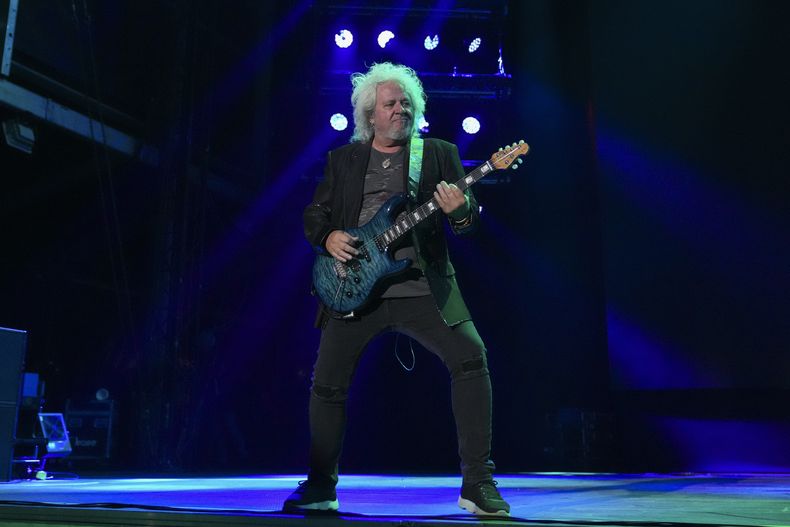 Steve Lukather de la banda Toto durante su presentación en el festival Corona Capital en la Ciudad de México, el viernes 15 de noviembre de 2024. (Foto AP/Eduardo Verdugo)