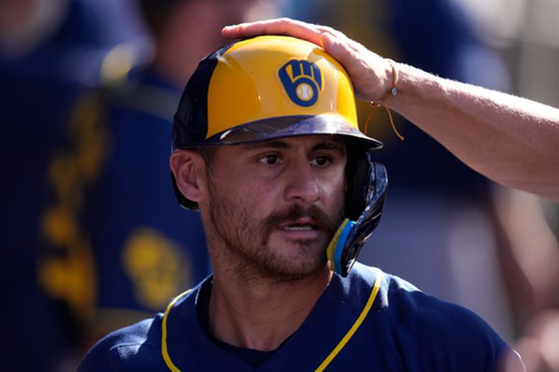 El mexicano Joey Ortiz, de los Cerveceros de Milwaukee, es felicitado en la cueva luego de batear un jonrón de dos carreras ante los Dodgers de Los Ángeles, el sábado 15 de agosto de 2026 (AP Foto/Mark J. Terrill)