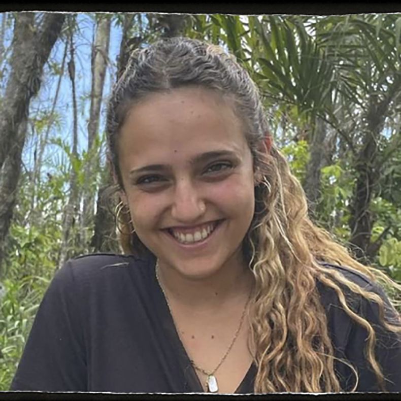 Foto sin fecha entregada por el Foro de Familias de Rehenes en Israel muestra a la rehén israelí Romi Gonen. (Foro de Familas de Rehenes via AP)