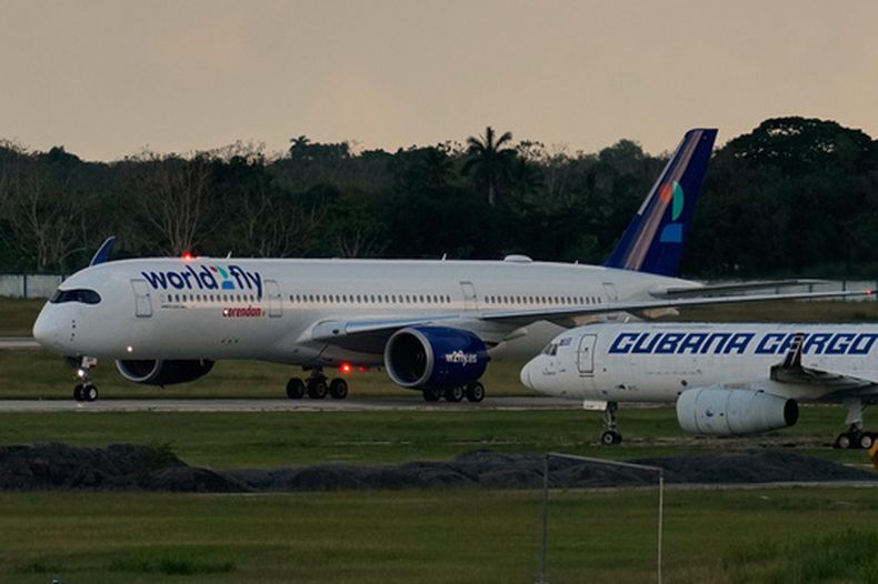 Un avión de la aerolínea World2Fly aterriza en el Aeropuerto Internacional José Martí el miércoles 20 de mayo de 2026, en La Habana, Cuba. (AP Foto/Ramón Espinosa)