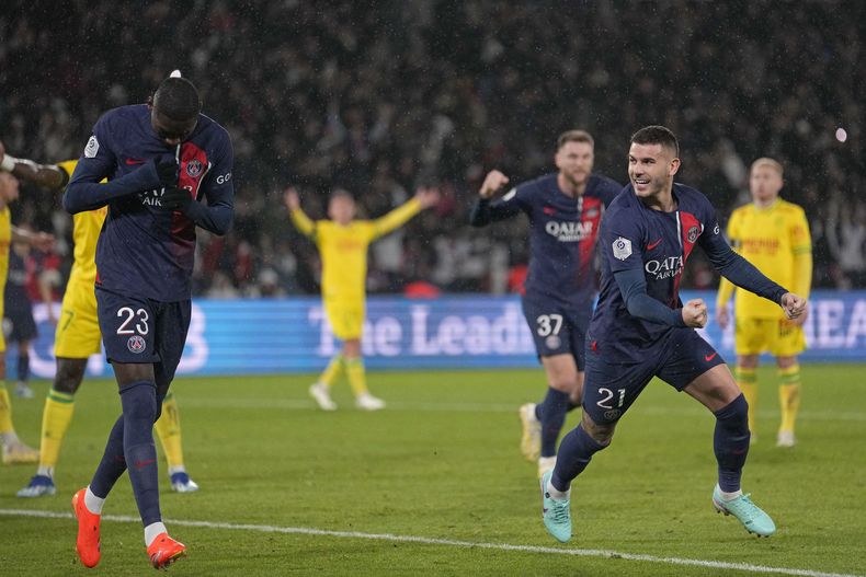 Randal Kolo Muani (izquierda) celebra tras marcar el segundo gol del Paris Saint-Germain ante Nantes en la liga francesa, el sábado 9 de diciembre de 2023, en el Parque de los Príncipes. (AP Foto/Thibault Camus)
