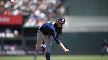 El abridor de los Marineros de Seattle Logan Gilbert observa su lanzamiento en la primera entrada del juego ante los Gigantes de San Francisco el martes 4 de julio del 2023. (AP Foto/D. Ross Cameron)