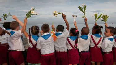 americateve | Para los padres cubanos algo tan sencillo como tener un uniforme escolar diario listo para sus hijos en la isla es un drama que en parte está siendo aliviado gracias a la ayuda de familiares que viven en Miami.