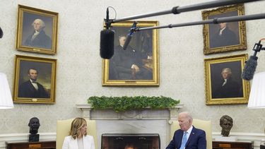 El presidente Joe Biden se reúne con la primera ministra italiana Giorgia Meloni en la Oficina Oval de la Casa Blanca, el viernes 1 de marzo de 2024, en Washington. (Foto AP/Evan Vucci)