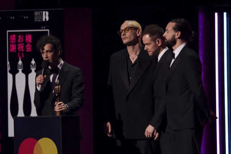 ARCHIVO - The 1975 en el escenario recibe el premio a Mejor Artista Rock/Alternativo en los Brit Awards 2023 en Londres, el sábado 11 de febrero de 2023. (Foto Vianney Le Caer/Invision/AP, archivo)
