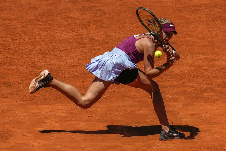 Mirra Andreeva devuelve ante Aryna Sabalenka en el Abierto de Madrid, el lunes 1 de mayo de 2023. (AP Foto/Manu Fernández)