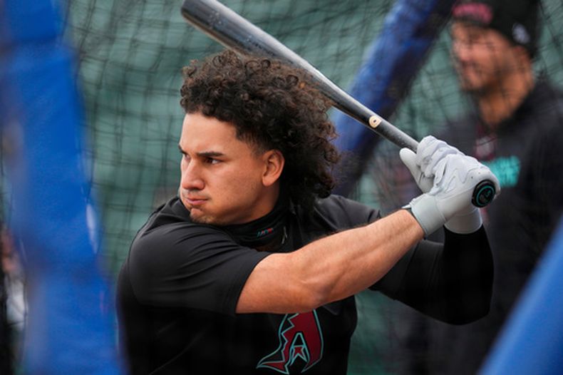 Alek Thomas, de los Diamondbacks de Arizona, realiza una práctica de bateo el viernes 1 de mayo de 2026 (AP Foto/Erin Hooley)