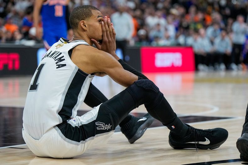 Victor Wembanyama de los Spurs de San Antonio tras recibir una falta durante el segundo tiempo del quinto juego de las Finales de la NBA contra los Knicks de Nueva York, el sábado 13 de junio de 2026, en San Antonio. (AP Foto/Ross D. Franklin)