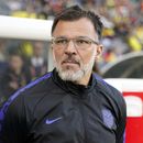 Anthony Hudson, técnico de la selección de Estados Unidos, espera el inicio de un partido amistoso ante Colombia, el sábado 28 de enero de 2023, en Carson, California (AP Foto/Marcio José Sánchez)