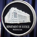 ARCHIVO – El logotipo del Departamento de Justicia antes de una conferencia de prensa en la sede del organismo, el 23 de agosto de 2024, en Washington. (AP Foto/Mark Schiefelbein, Archivo)