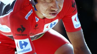 americateve | El colombianoi Nairo Quintana sigue en carrera despu&eacute;s de caer y perder m&aacute;s de tres minutos durante la d&eacute;cima etapa de la Vuelta a Espa&ntilde;a en Borja el 2 de septiembre del 2014. (AP Foto/Ivan Aguinaga)