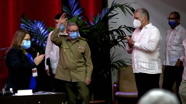 el dictador  raul castro deja la direccion del partido comunista de cuba