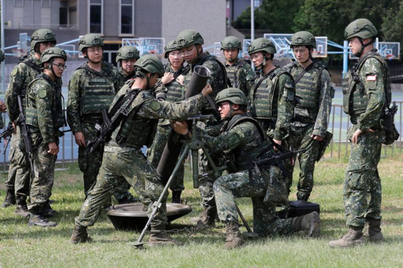 Soldados participan en entrenamientos con mortero durante las maniobras anuales Han Kuang en Taipéi, Taiwán, el 5 de agosto de 2026. (AP Foto/Chiang Ying-ying)
