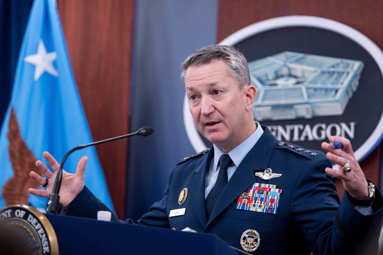 ARCHIVO - El presidente del Estado Mayor Conjunto, general Dan Caine, habla durante una conferencia de prensa en el Pentágono, el 26 de junio de 2025 en Washington. (AP Foto/Kevin Wolf/Archivo)